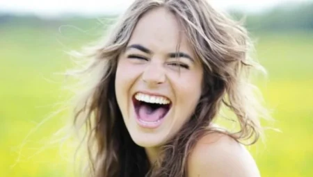 Zorla bile olsa gülümsemek beyninizi kandırıyor: Mutluluk hormonları devreye giriyor